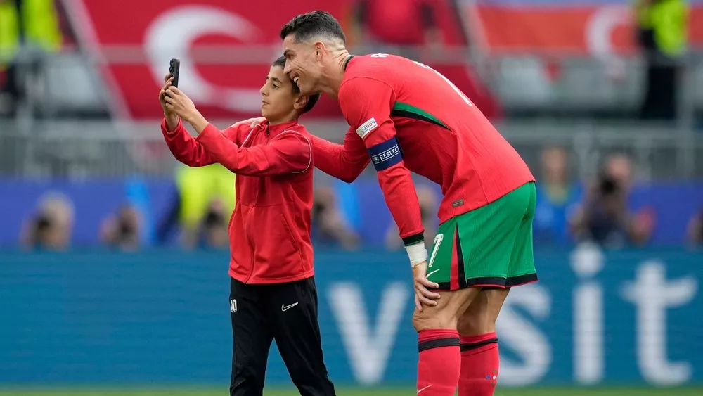 Болельщик выбежал на поле к Роналду