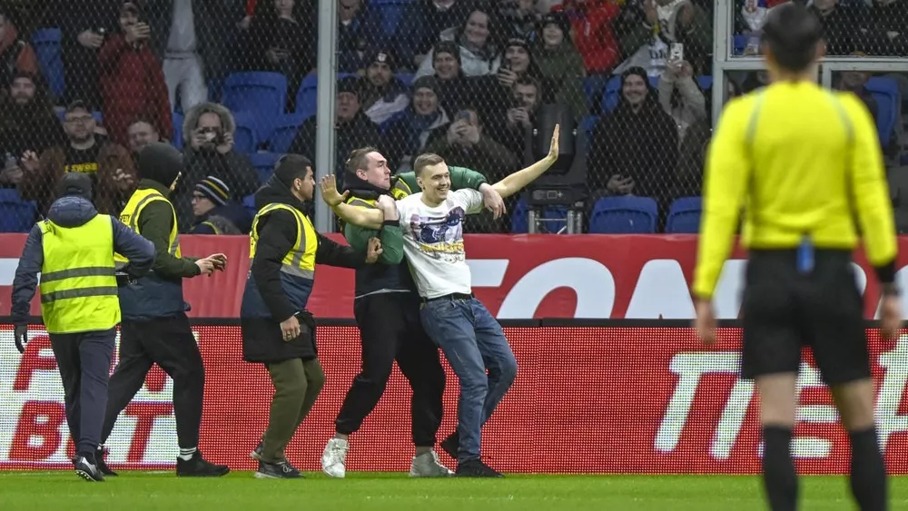 Болельщики выбегают на поле