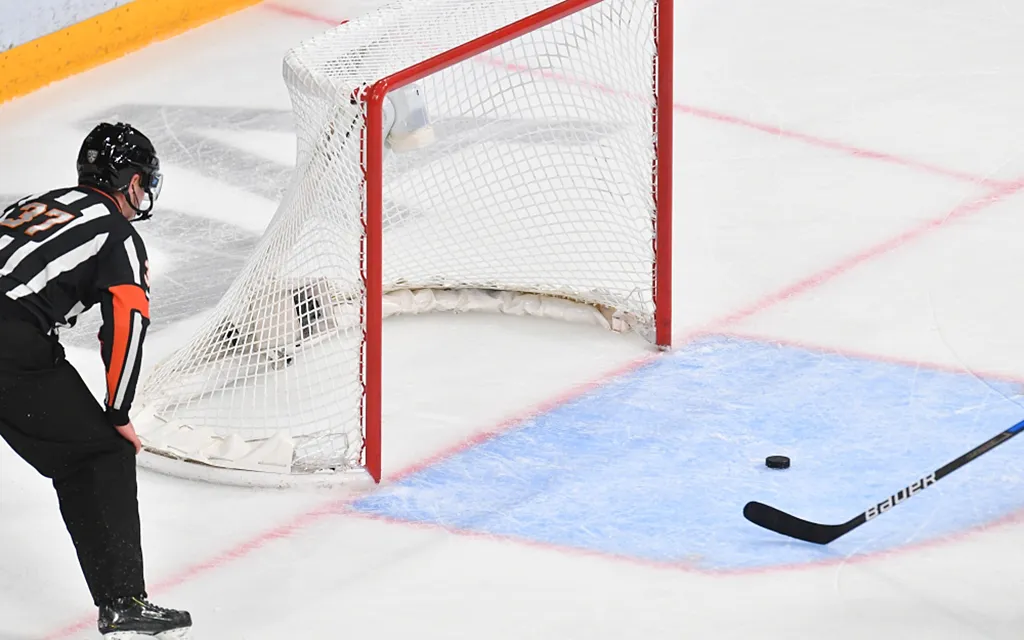 Когда и зачем в хоккее снимают вратаря Когда и зачем в хоккее снимают вратаря