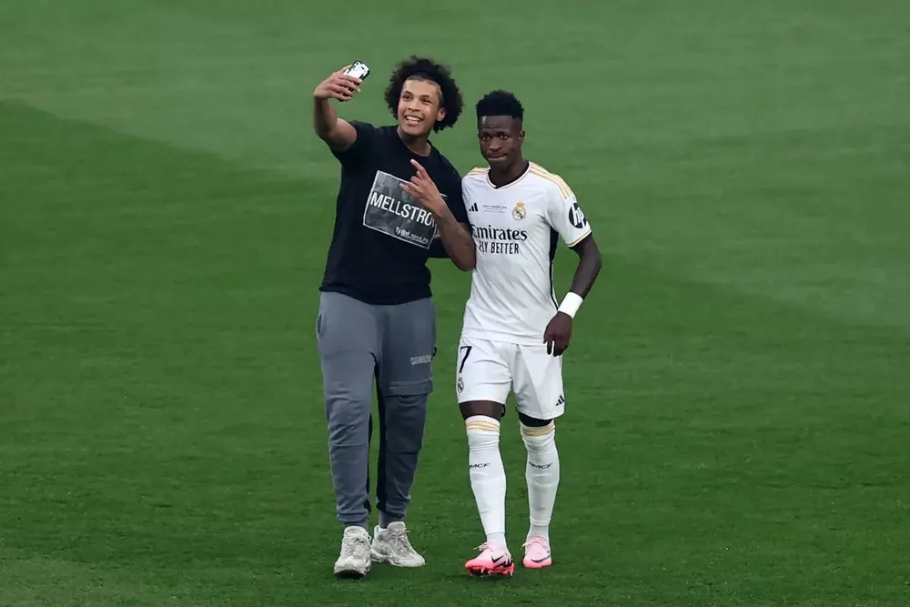 Болельщик и Винисиус