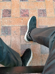 �.